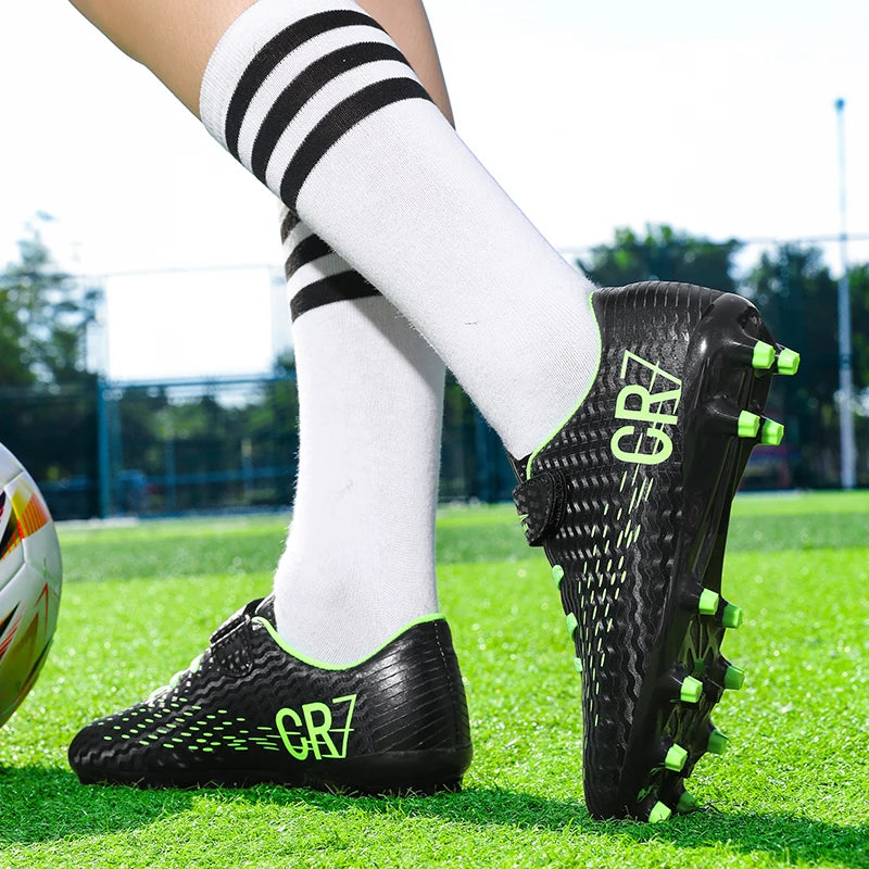 Nouvelles chaussures de football montantes à crampons longs pour adolescents et étudiants, adaptées aux garçons et aux filles, élégantes, durables et tendance