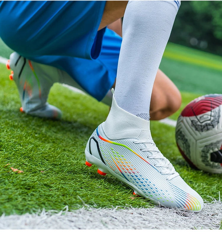 Chaussures de football à crampons longs FG avec col chaussette montante, tige texturée, crampons pour terrain dur, légères, antidérapantes et offrant une bonne adhérence.