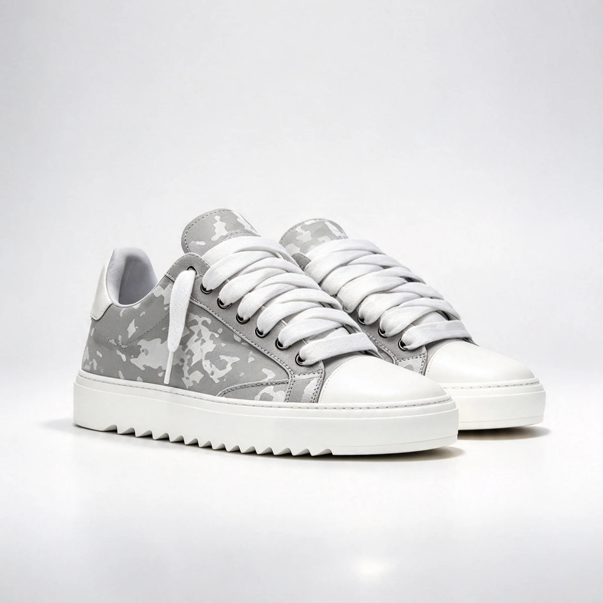 Baskets en toile peinte de style britannique, marque de luxe, pour hommes et femmes, motif à pois, chaussures de sport tendance pour tous les jours.