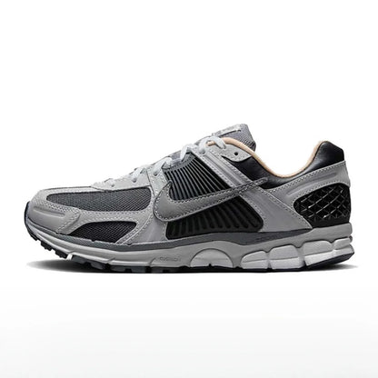 Nike Zoom Vomero 5 Yankees tekaški copati za moške in ženske – lahka, odzivna blaženje za trening FJ4151-003