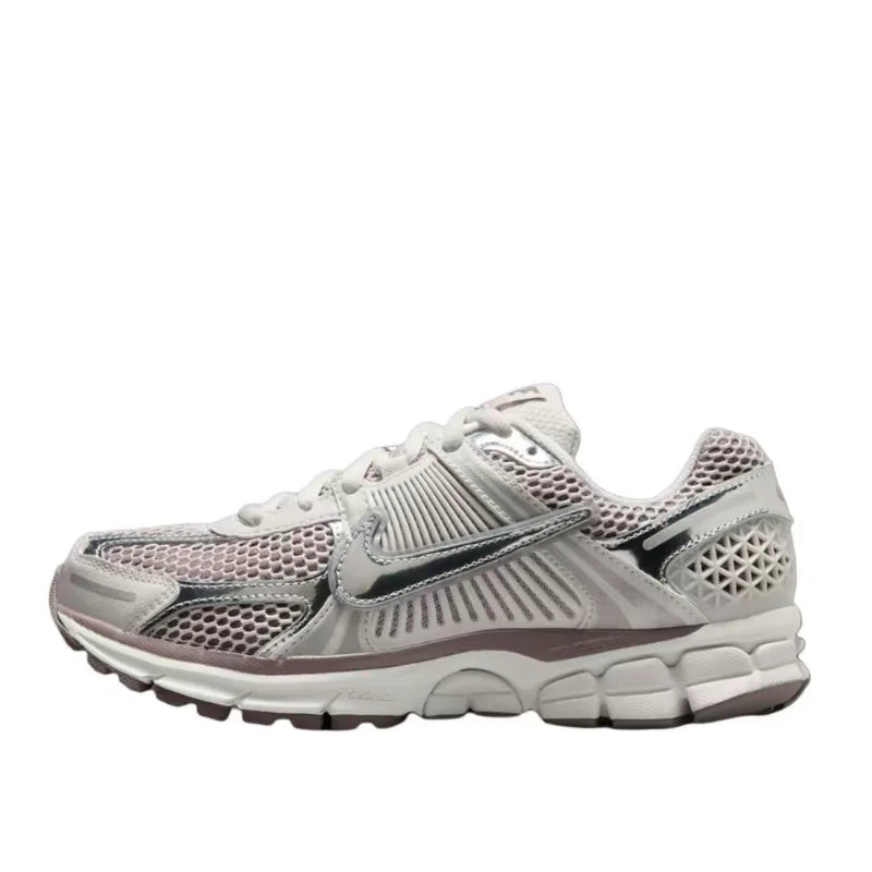 Nike Zoom Vomero 5 Bekväma, mångsidiga, slitstarka och andningsbara låga löparskor för damer Silver HV6417-001