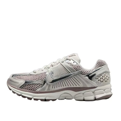 Nike Zoom Vomero 5 Bekväma, mångsidiga, slitstarka och andningsbara låga löparskor för damer Silver HV6417-001