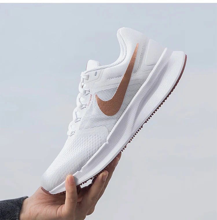 Оригинални дамски дишащи обувки за бягане Nike W Nike Run Swift 3 DR2698-105