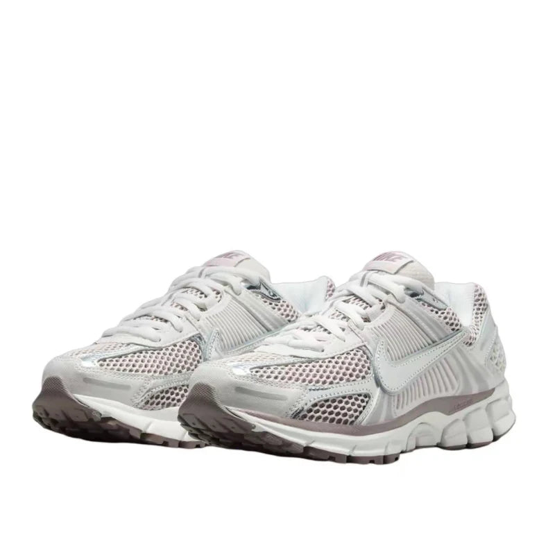 Nike Zoom Vomero 5 Bekväma, mångsidiga, slitstarka och andningsbara låga löparskor för damer Silver HV6417-001
