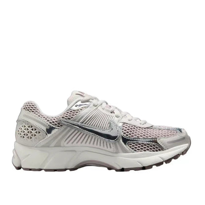 Nike Zoom Vomero 5 Bekväma, mångsidiga, slitstarka och andningsbara låga löparskor för damer Silver HV6417-001