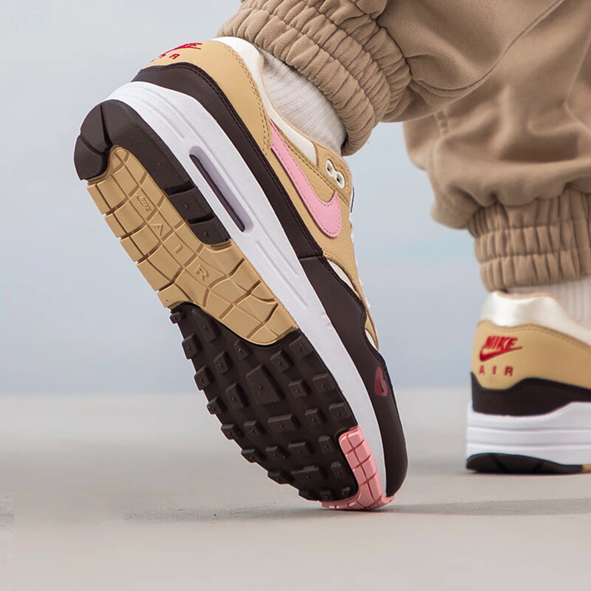 Baskets Nike Air Max 1 87 officielles et authentiques pour femme, style minimaliste, sportif et décontracté, FZ4346-200