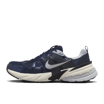 Nike V2K Run: Μαλακά, άνετα, αναπνεύσιμα παπούτσια τρεξίματος χαμηλού προφίλ, Unisex, Καφέ, HQ3445-222