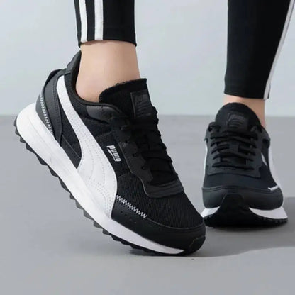 Nouvelles baskets unisexes PUMA Road Rider 2026 avec ensemble de chaussettes, chaussures décontractées confortables et amortissantes, blanc noir 397432-05/947630-04