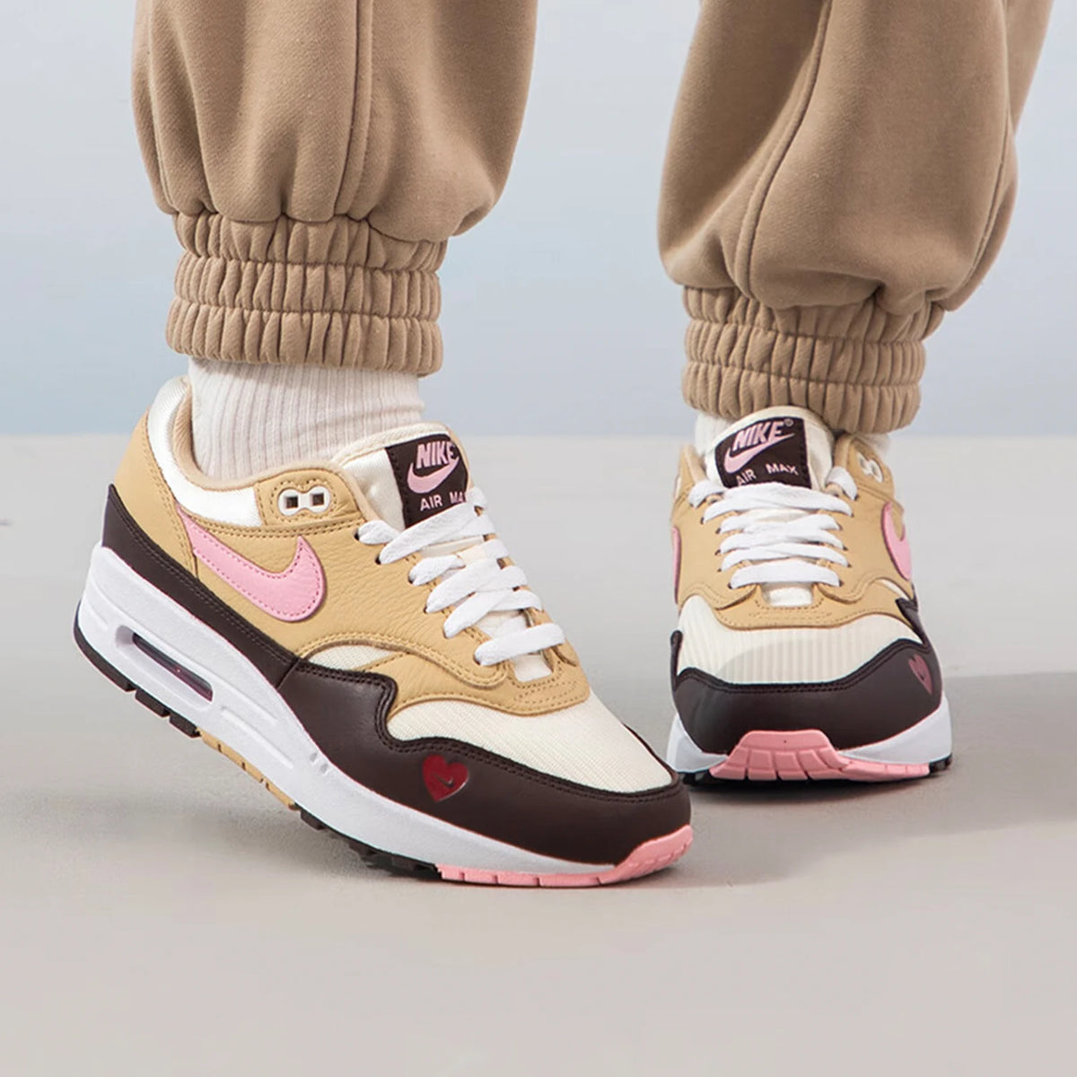 Baskets Nike Air Max 1 87 officielles et authentiques pour femme, style minimaliste, sportif et décontracté, FZ4346-200