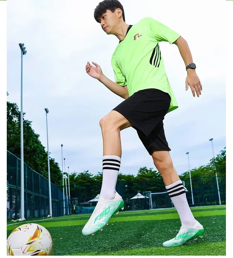 Nouvelles chaussures de football pour hommes, modèle tendance, de haute qualité, mi-hautes, légères, antidérapantes, crampons d'extérieur pour l'entraînement sur gazon.
