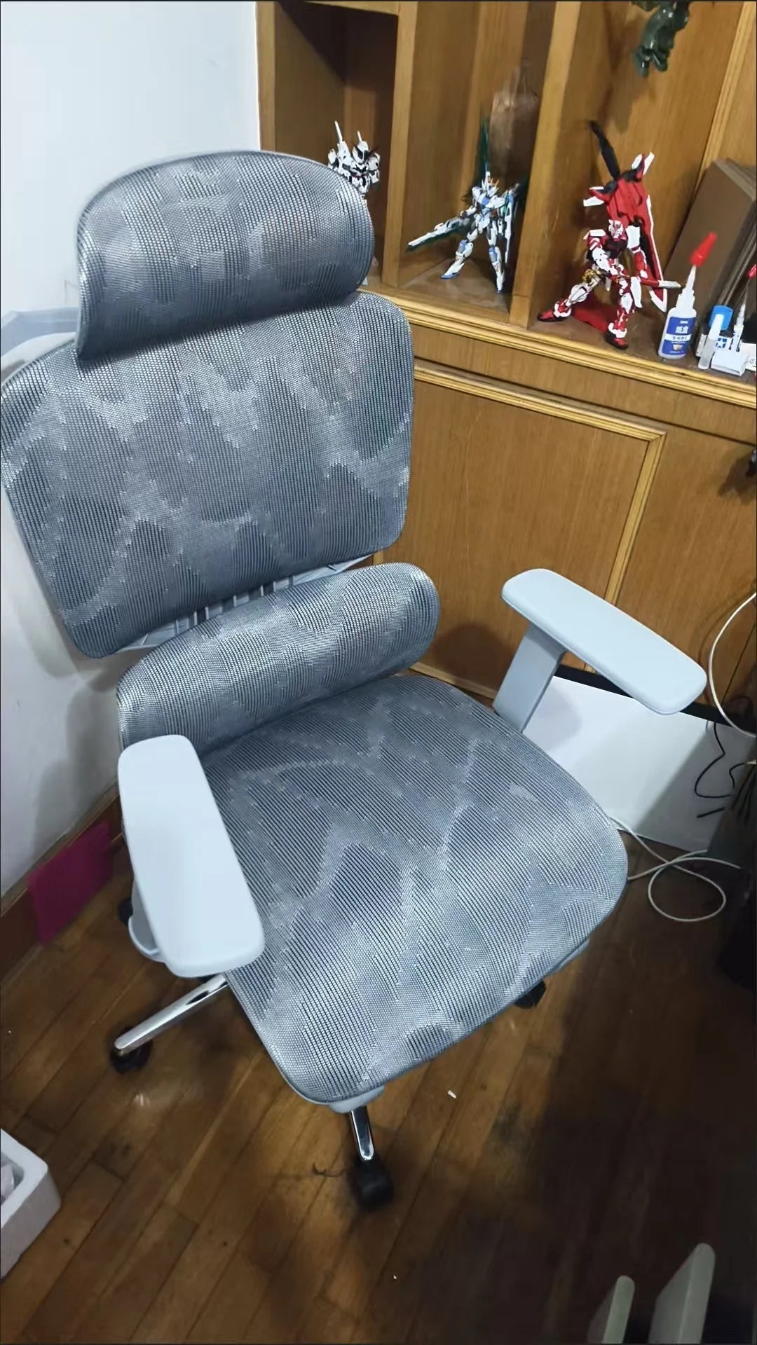 Adjustable Ergonomic Mesh Office Chair, Breathable High Back Computer Desk Chair with 6D Lumbar Support & Retractable Footrest