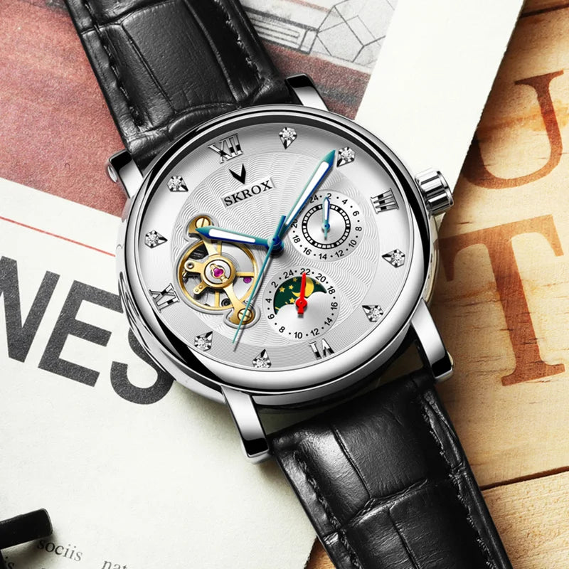 Luxus automatikus mechanikus férfi karóra, egy neves márka aláírásával, tourbillon-nal, holdfázis-kijelzővel és gyémántokkal díszítve – egy elegáns karóra.