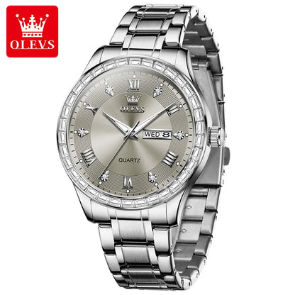 Relógio de quartzo para homem OLEVS 9906, modelo quadrado adornado com diamantes, bracelete em aço inoxidável, estanque, com calendário duplo; um relógio de pulso de luxo, original, ideal para o ambiente profissional.