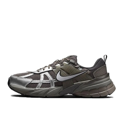 Nike V2K Run: Μαλακά, άνετα, αναπνεύσιμα παπούτσια τρεξίματος χαμηλού προφίλ, Unisex, Καφέ, HQ3445-222